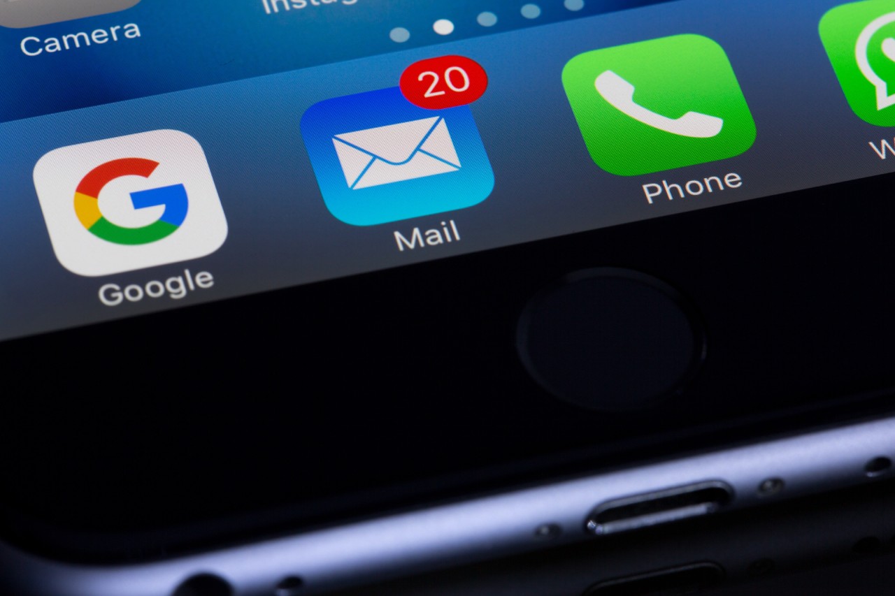 Photographie d'un téléphone avec plusieurs notifications d'email